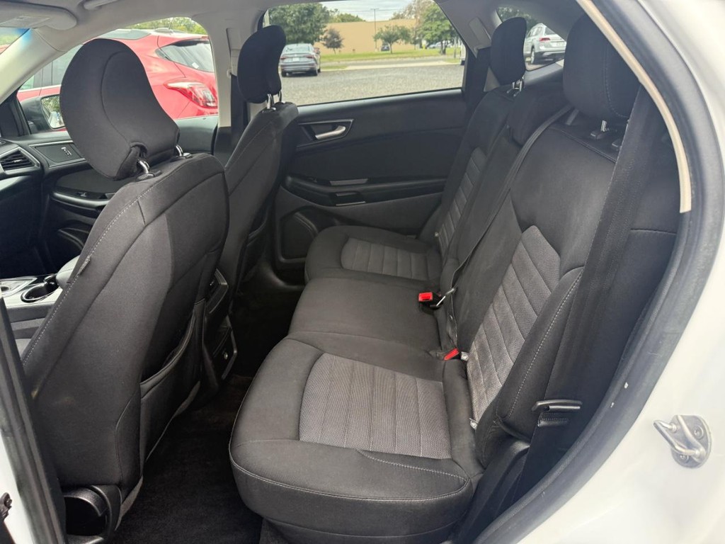 Ford Edge Vehicle Full-screen Gallery Image 06