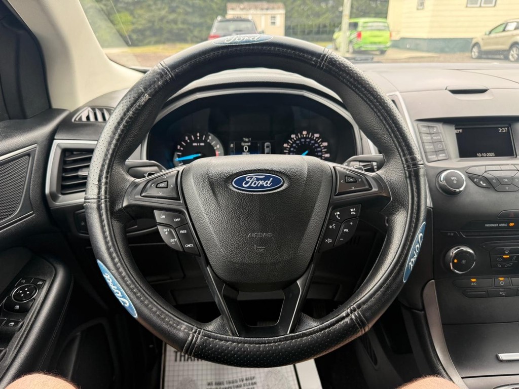 Ford Edge Vehicle Full-screen Gallery Image 09