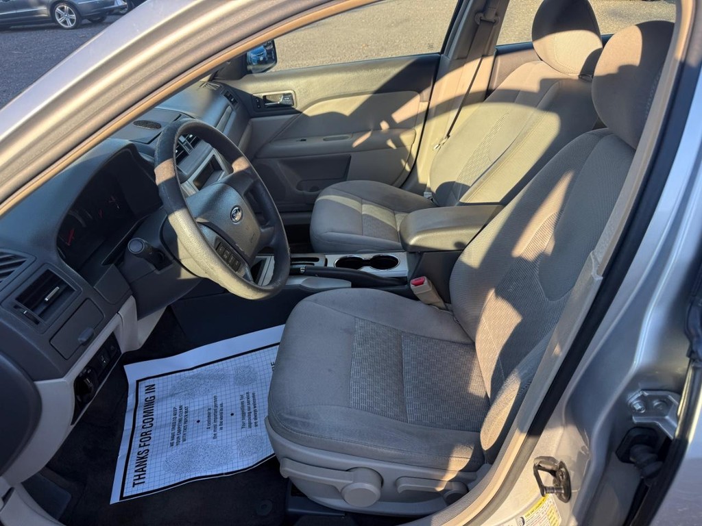 Ford Fusion Vehicle Full-screen Gallery Image 05