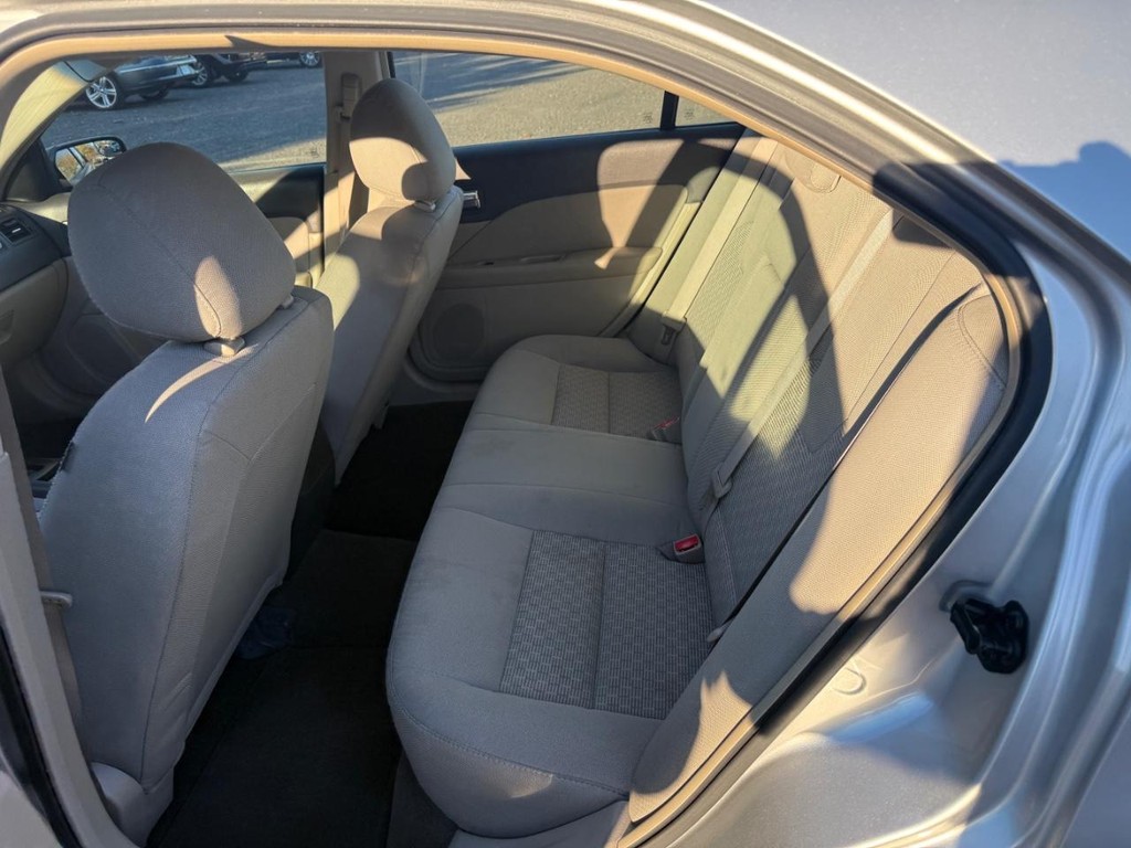 Ford Fusion Vehicle Full-screen Gallery Image 06