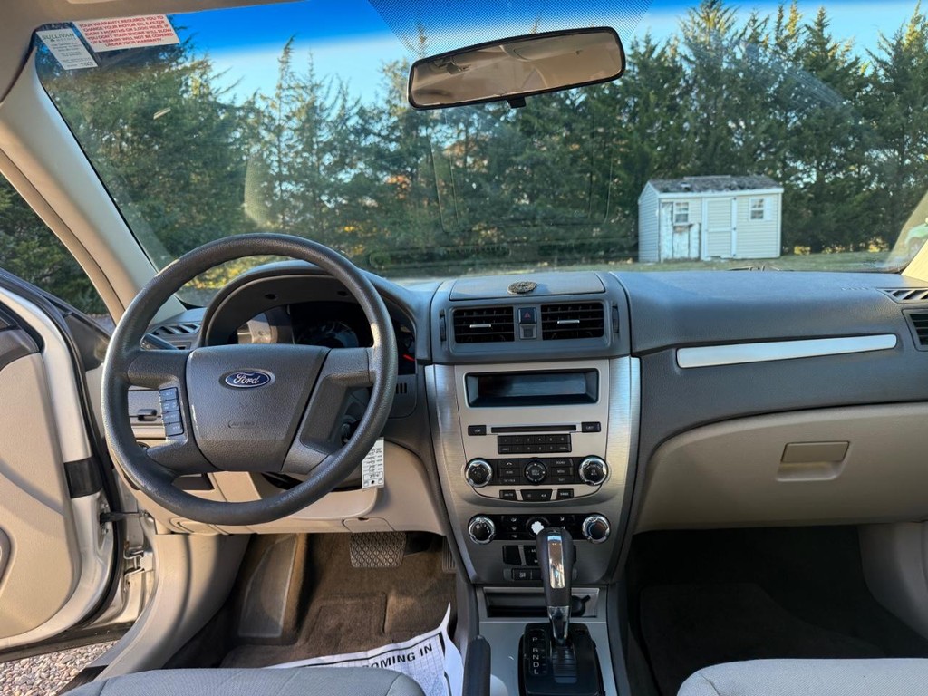 Ford Fusion Vehicle Full-screen Gallery Image 07