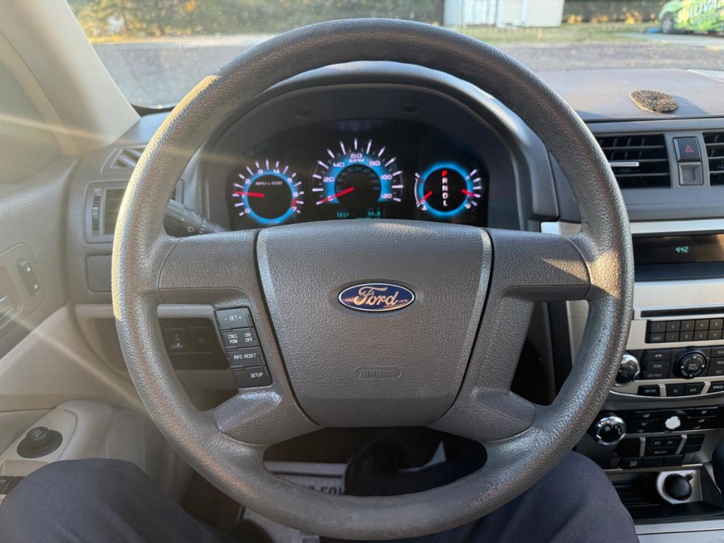 Ford Fusion Vehicle Full-screen Gallery Image 09