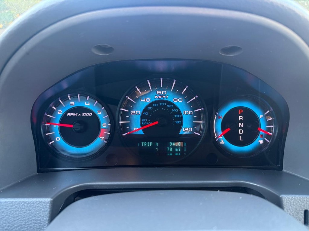 Ford Fusion Vehicle Full-screen Gallery Image 10