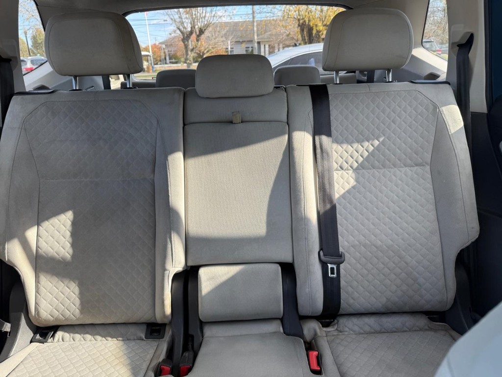 Volkswagen Tiguan Vehicle Full-screen Gallery Image 09