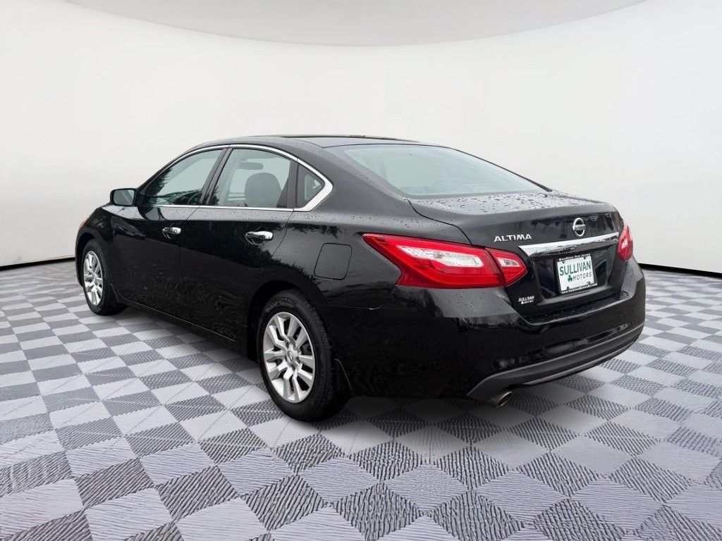 Nissan Altima Vehicle Full-screen Gallery Image 02