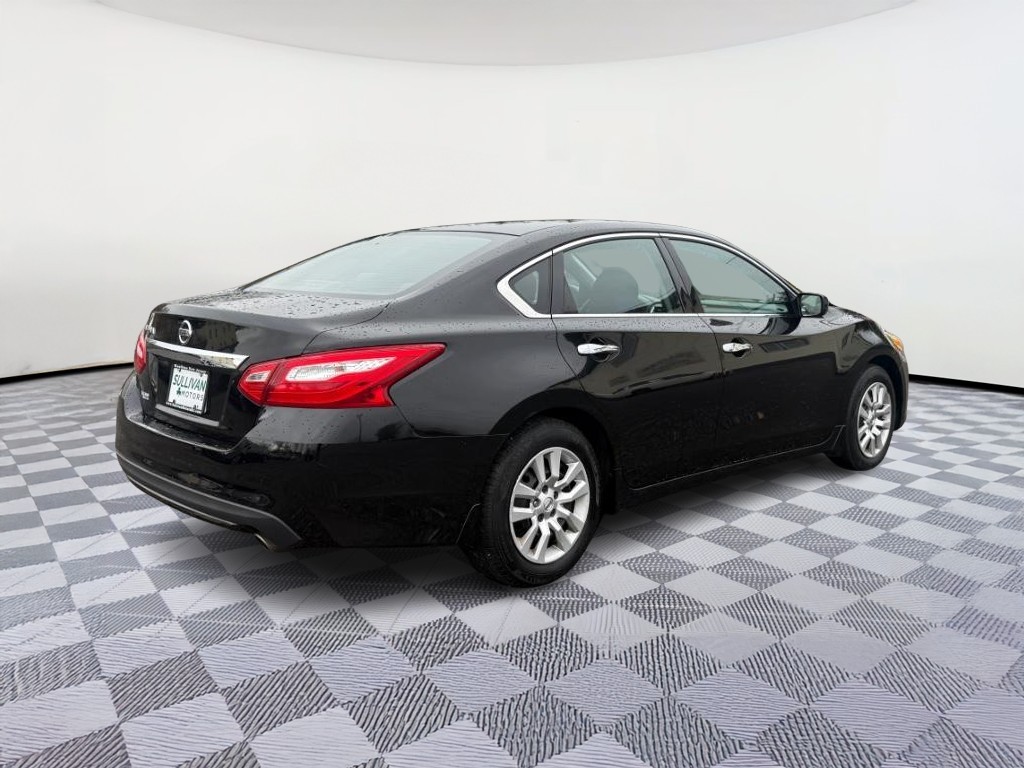 Nissan Altima Vehicle Full-screen Gallery Image 03