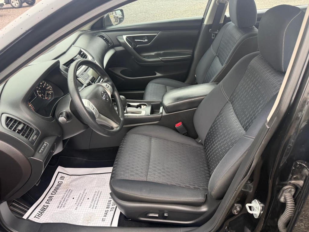 Nissan Altima Vehicle Full-screen Gallery Image 05