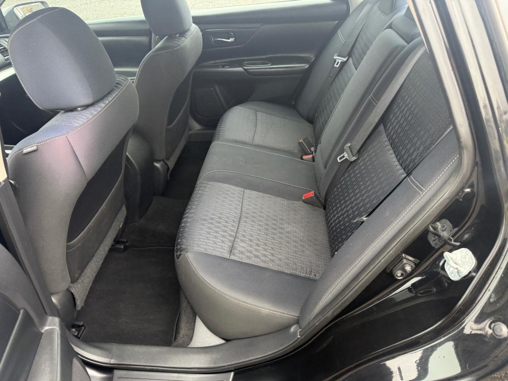 Nissan Altima Vehicle Full-screen Gallery Image 06