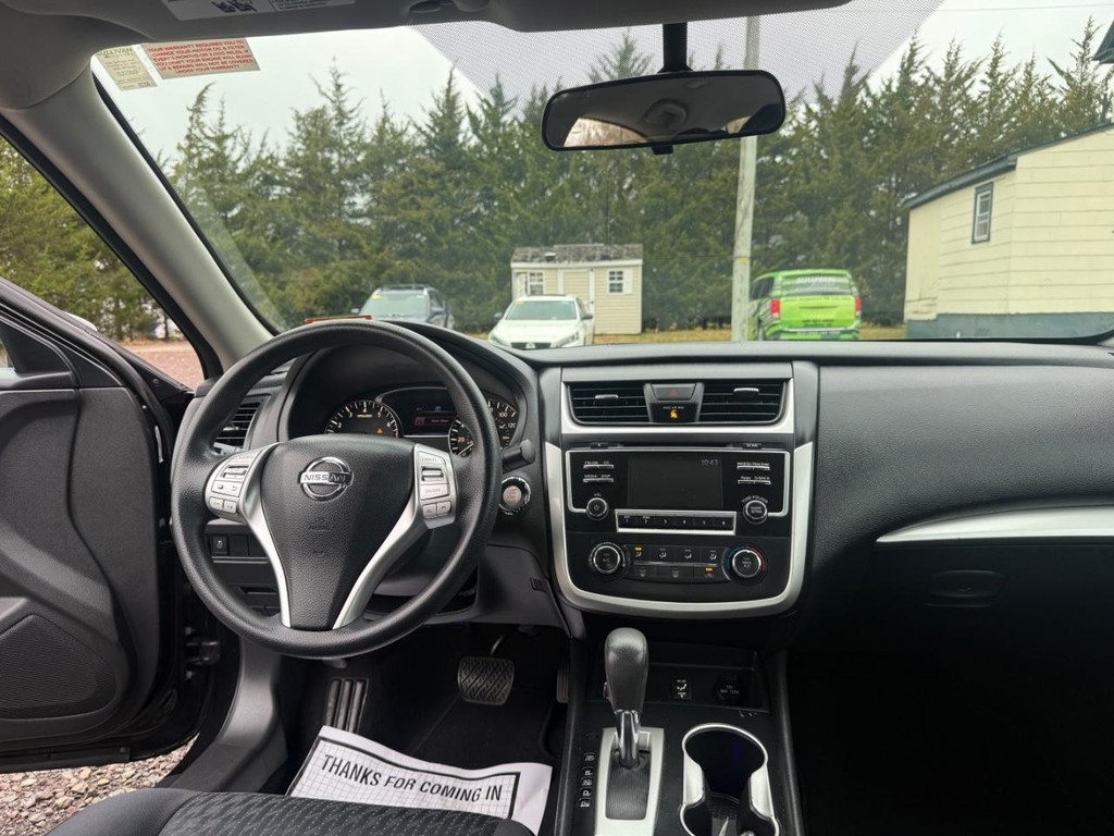 Nissan Altima Vehicle Full-screen Gallery Image 07