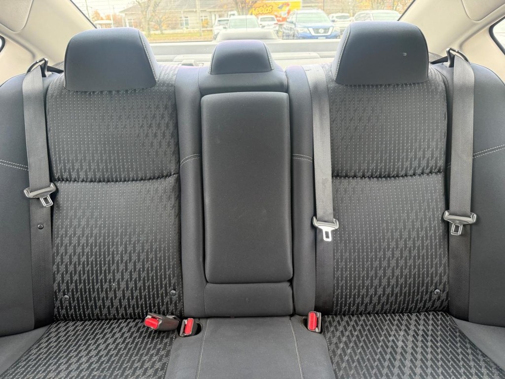 Nissan Altima Vehicle Full-screen Gallery Image 08