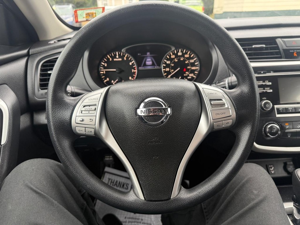 Nissan Altima Vehicle Full-screen Gallery Image 09