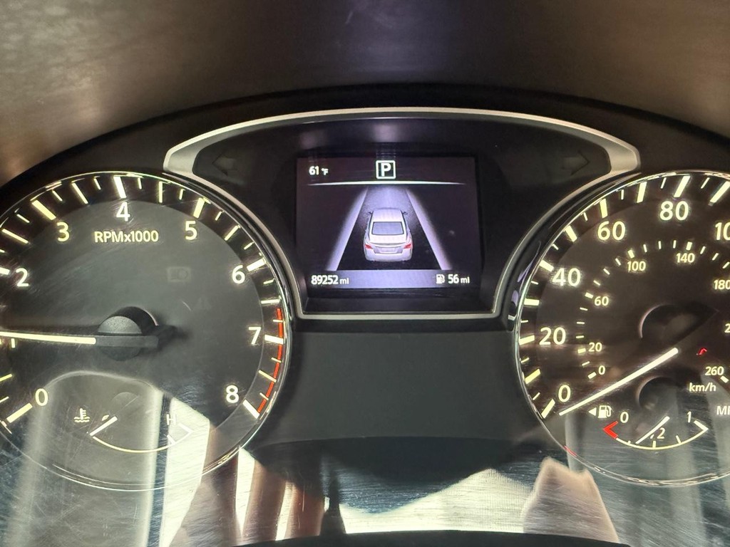 Nissan Altima Vehicle Full-screen Gallery Image 10