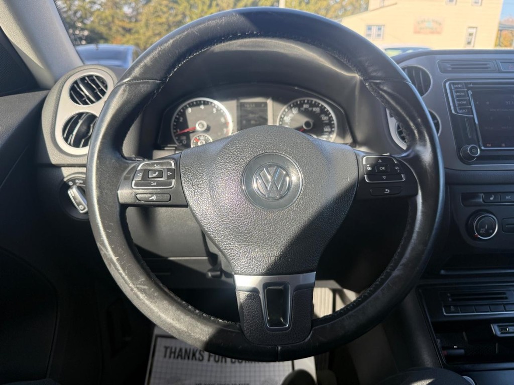 Volkswagen Tiguan Vehicle Full-screen Gallery Image 09