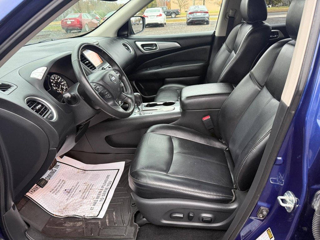 Nissan Pathfinder Vehicle Full-screen Gallery Image 05