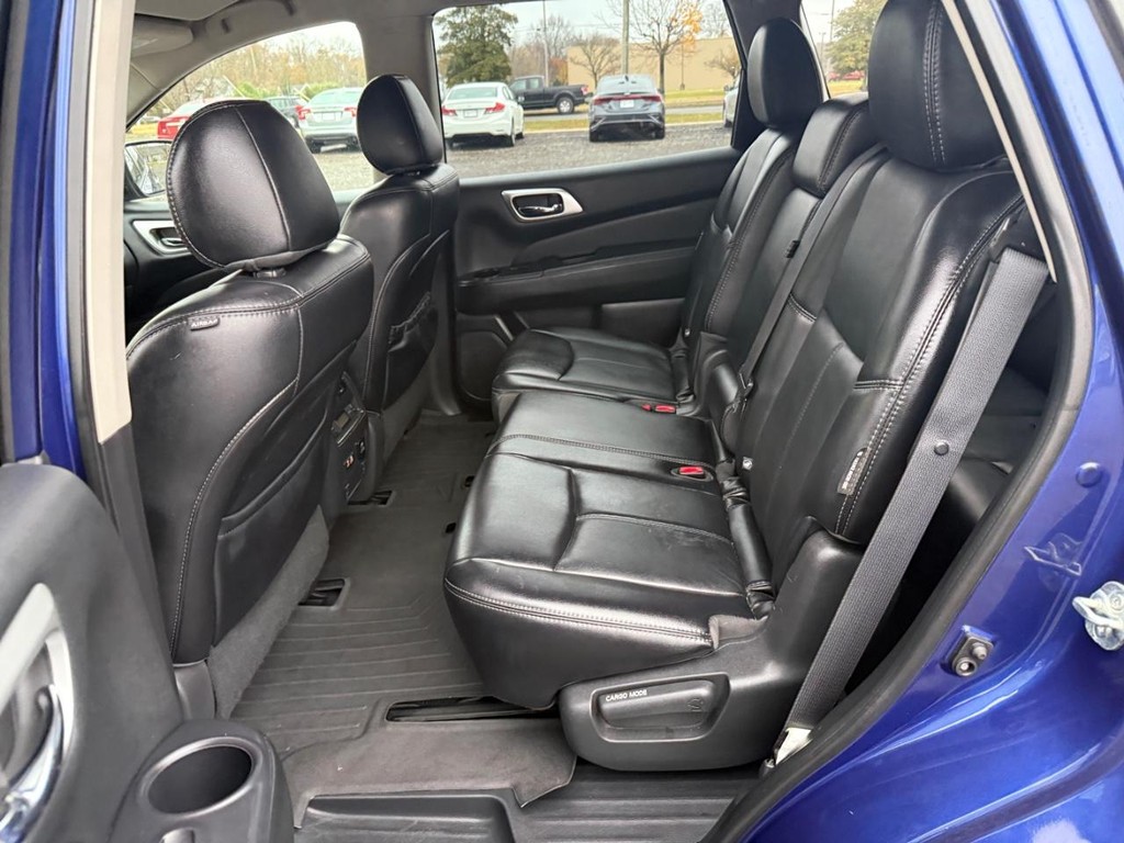 Nissan Pathfinder Vehicle Full-screen Gallery Image 06