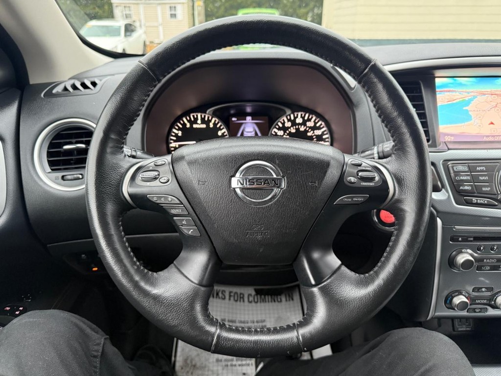 Nissan Pathfinder Vehicle Full-screen Gallery Image 10