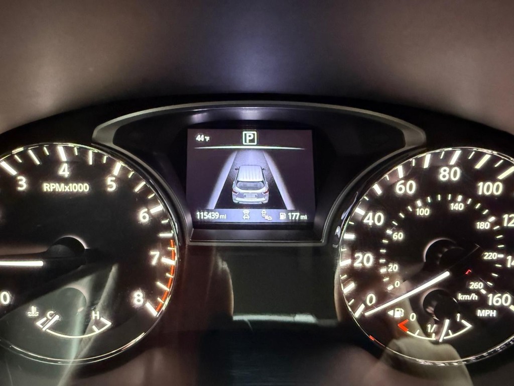 Nissan Pathfinder Vehicle Full-screen Gallery Image 11