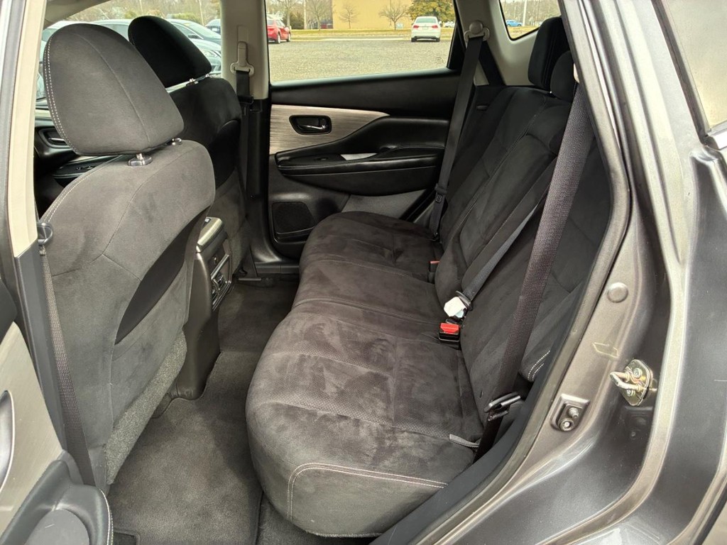 Nissan Murano Vehicle Full-screen Gallery Image 06