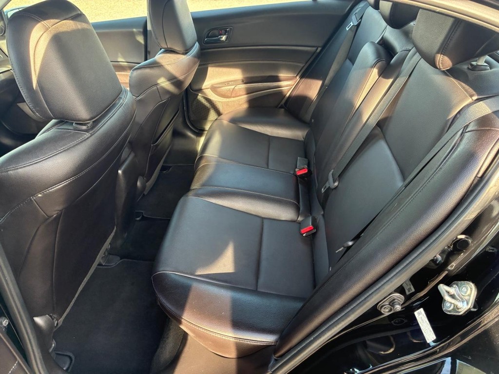 Acura ILX Vehicle Full-screen Gallery Image 06