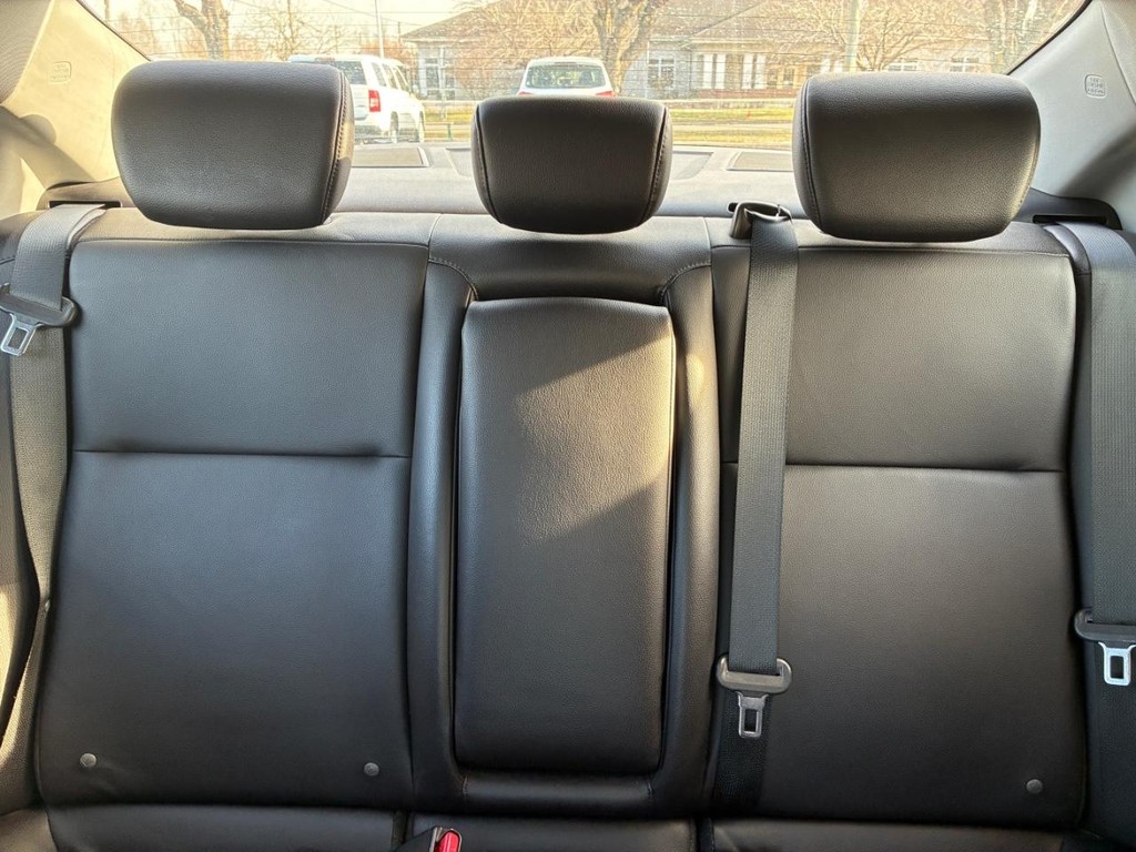 Acura ILX Vehicle Full-screen Gallery Image 08