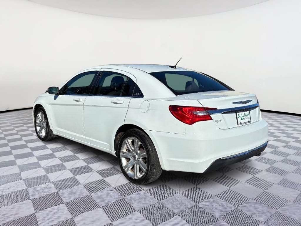 Chrysler 200 Vehicle Full-screen Gallery Image 02