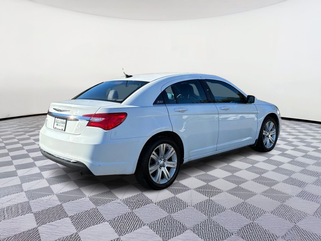 Chrysler 200 Vehicle Full-screen Gallery Image 03