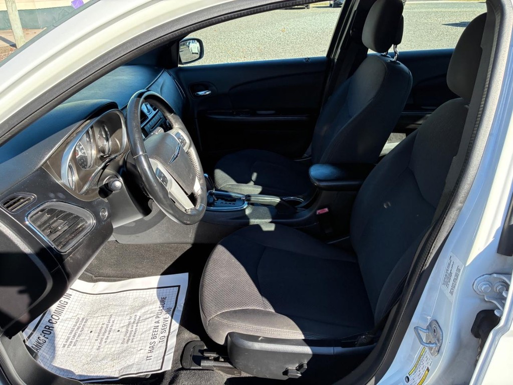 Chrysler 200 Vehicle Full-screen Gallery Image 05