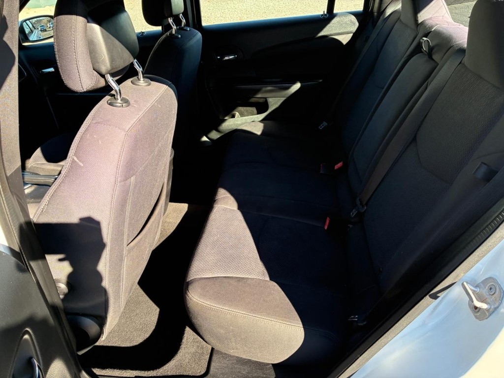 Chrysler 200 Vehicle Full-screen Gallery Image 06