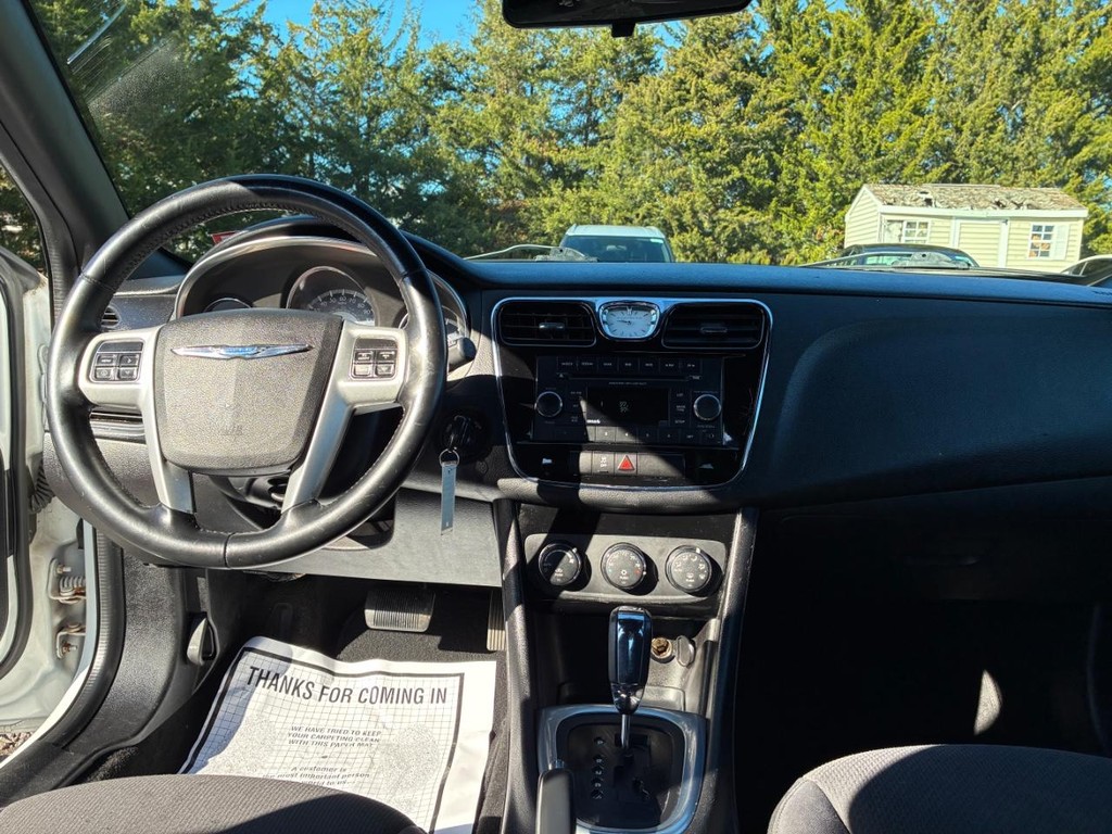 Chrysler 200 Vehicle Full-screen Gallery Image 07