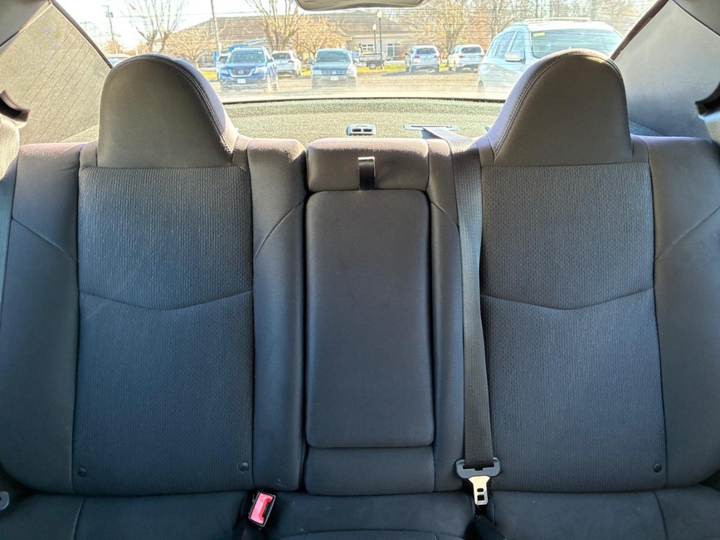 Chrysler 200 Vehicle Full-screen Gallery Image 08