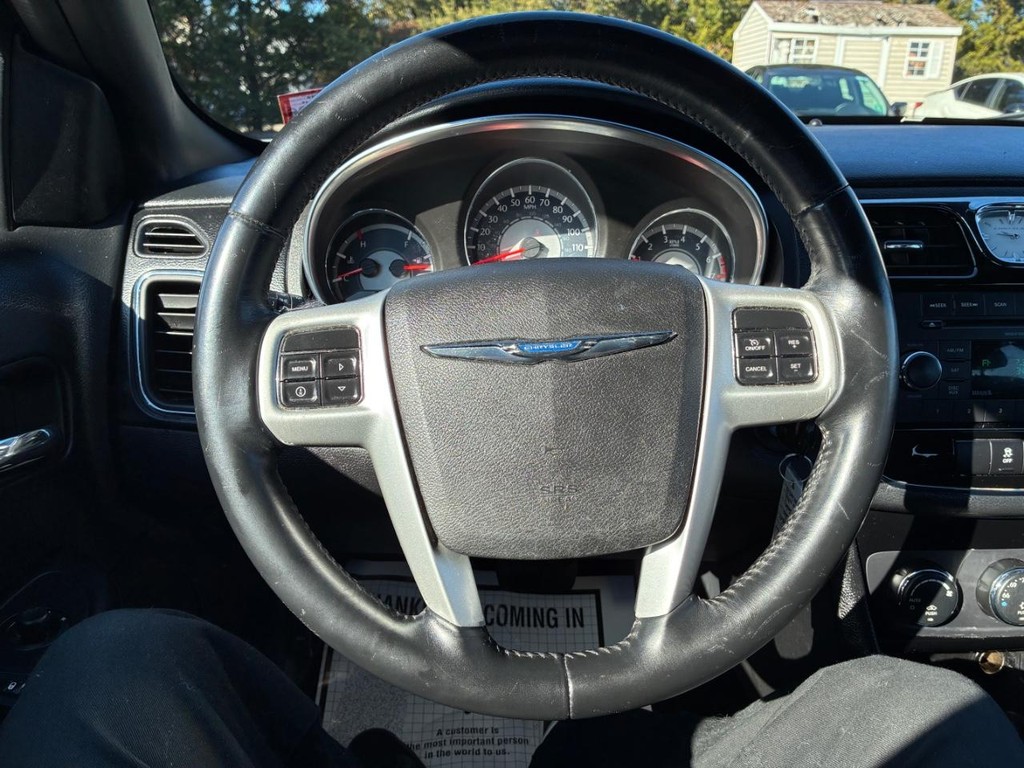 Chrysler 200 Vehicle Full-screen Gallery Image 09