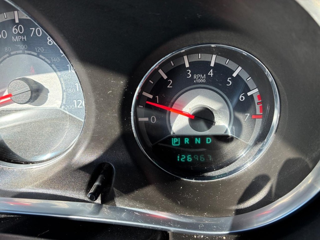 Chrysler 200 Vehicle Full-screen Gallery Image 10