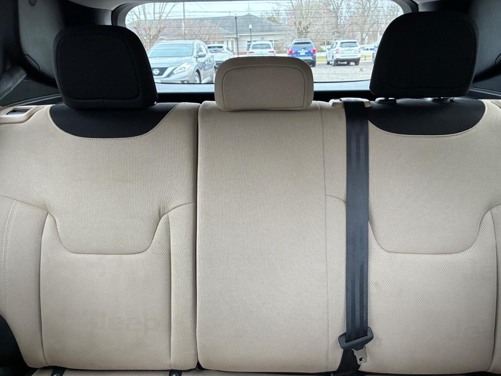 Jeep Renegade Vehicle Full-screen Gallery Image 08