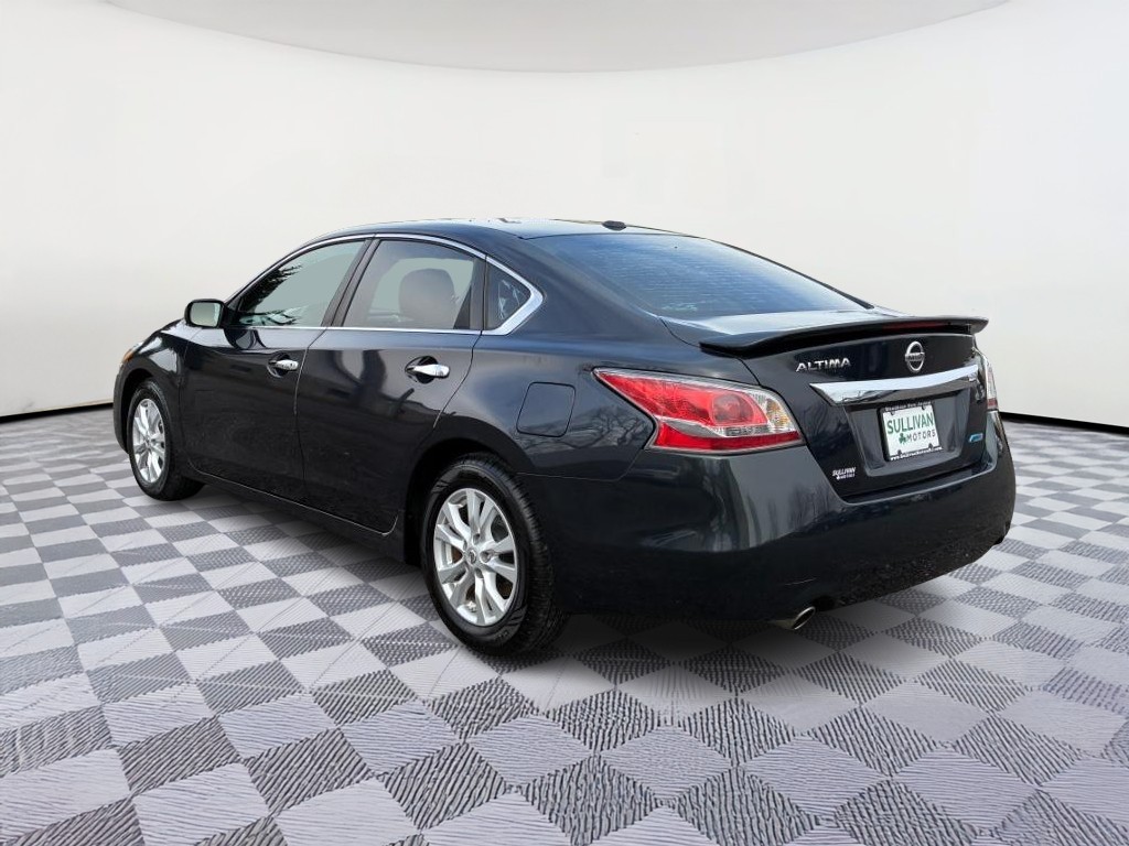 Nissan Altima Vehicle Full-screen Gallery Image 02