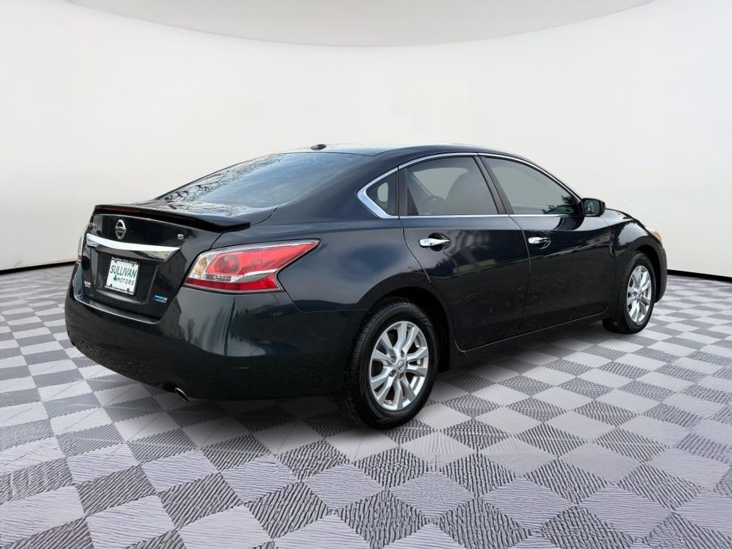 Nissan Altima Vehicle Full-screen Gallery Image 03