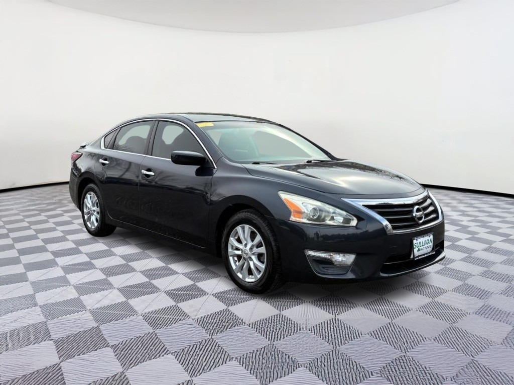 Nissan Altima Vehicle Full-screen Gallery Image 04