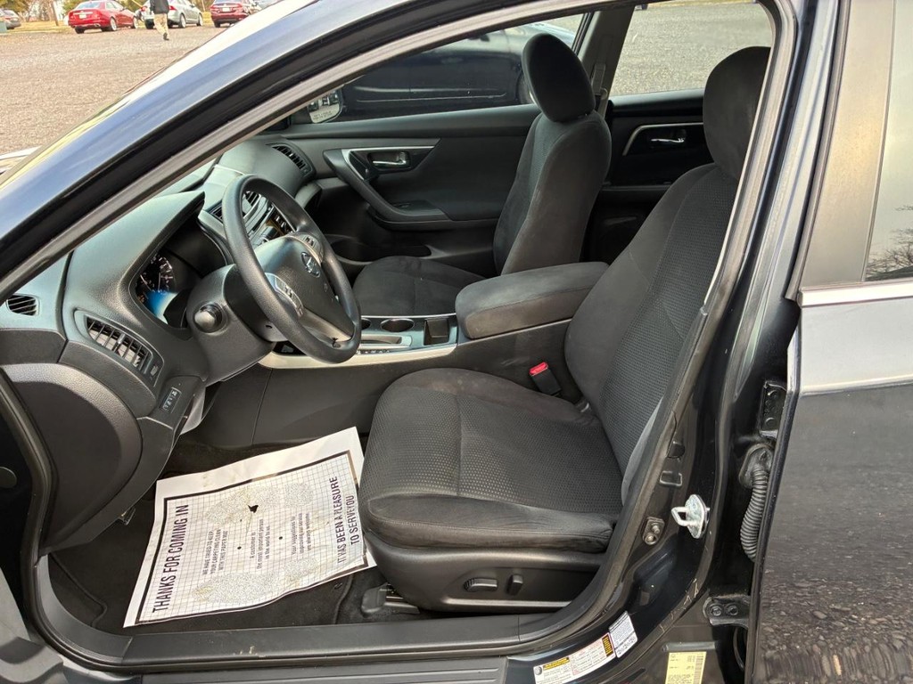 Nissan Altima Vehicle Full-screen Gallery Image 05