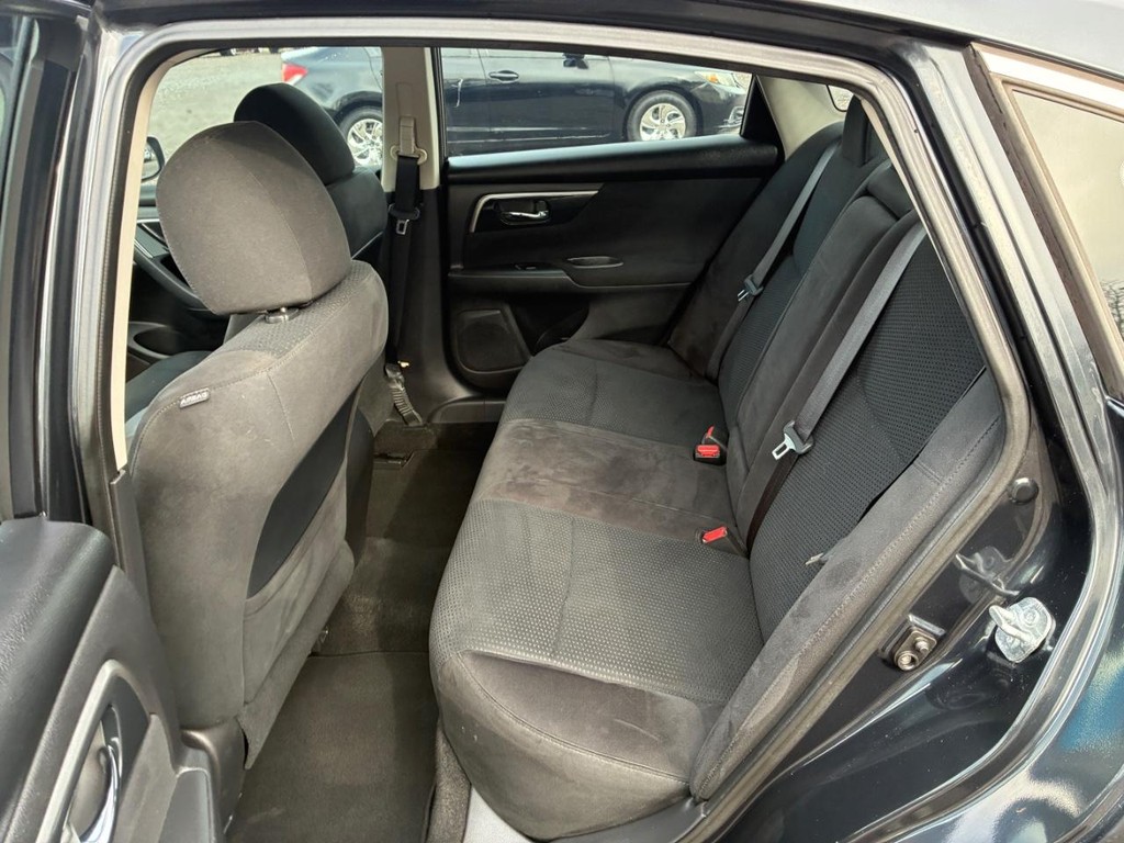 Nissan Altima Vehicle Full-screen Gallery Image 06