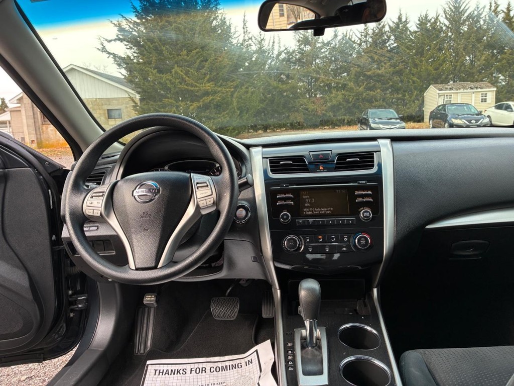 Nissan Altima Vehicle Full-screen Gallery Image 07