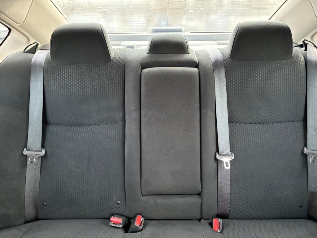 Nissan Altima Vehicle Full-screen Gallery Image 08