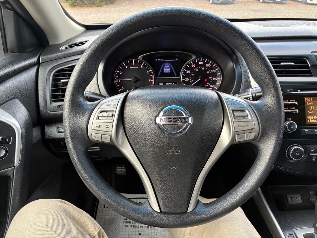 Nissan Altima Vehicle Full-screen Gallery Image 09