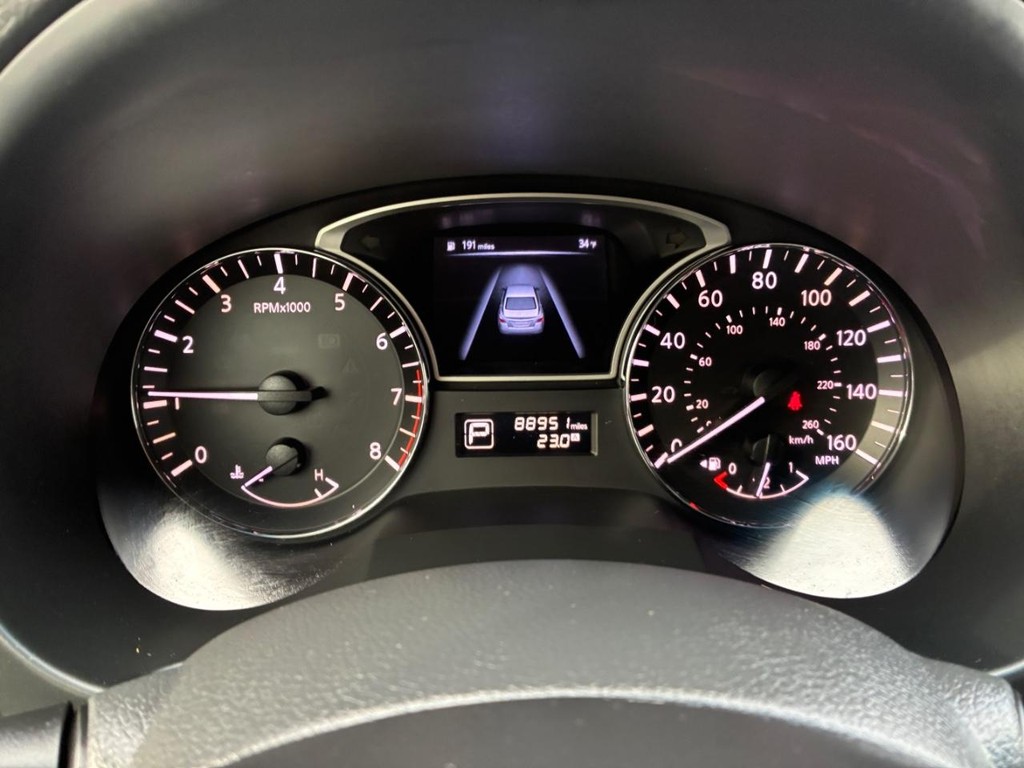 Nissan Altima Vehicle Full-screen Gallery Image 10