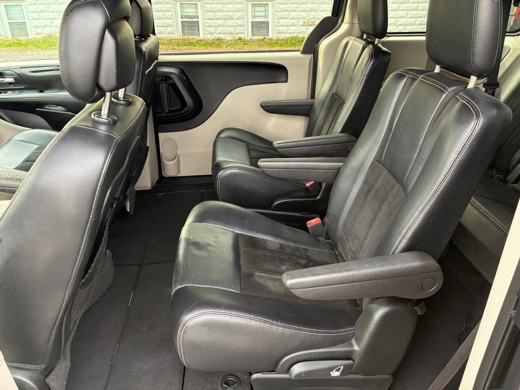 Dodge Grand Caravan Vehicle Full-screen Gallery Image 06