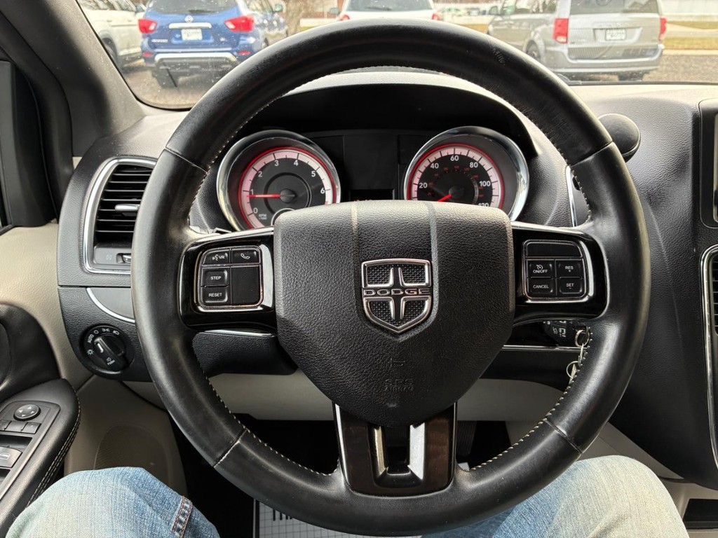 Dodge Grand Caravan Vehicle Full-screen Gallery Image 10