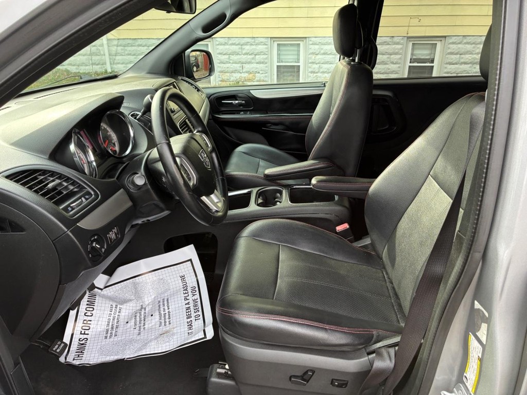 Dodge Grand Caravan Vehicle Full-screen Gallery Image 05