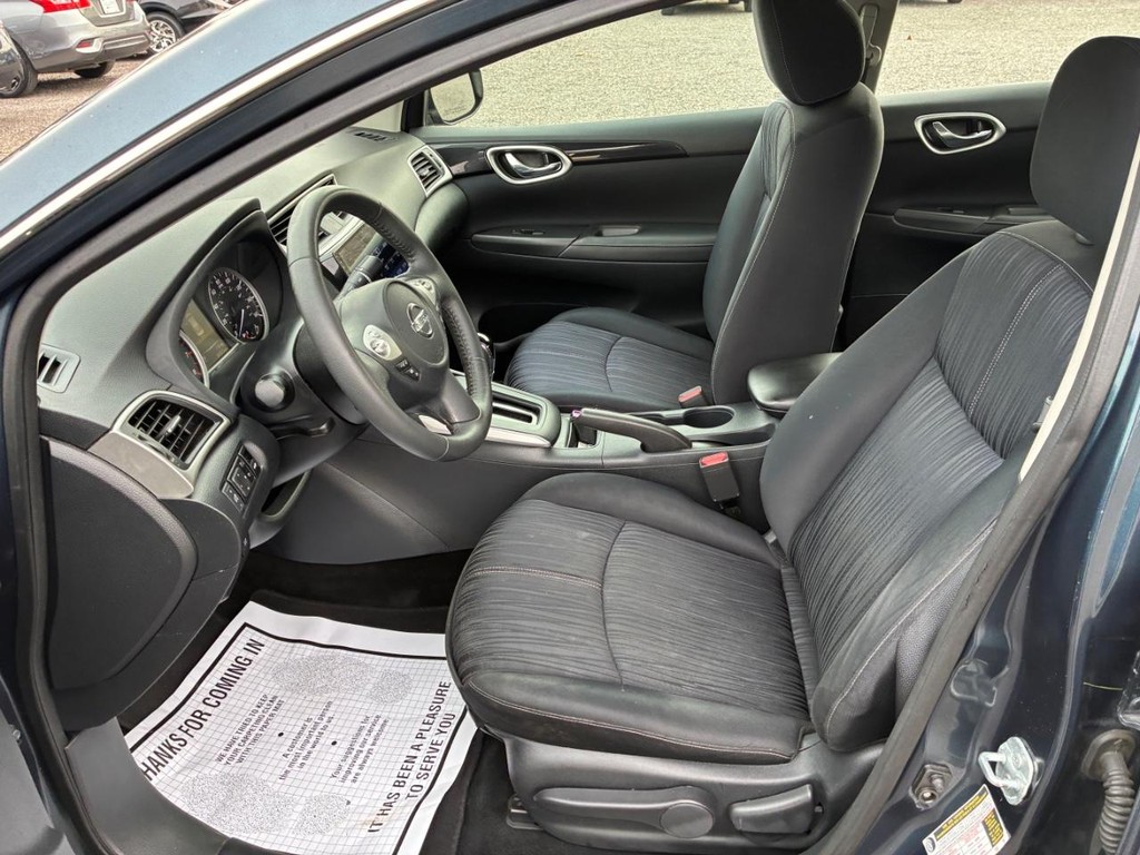 Nissan Sentra Vehicle Full-screen Gallery Image 05