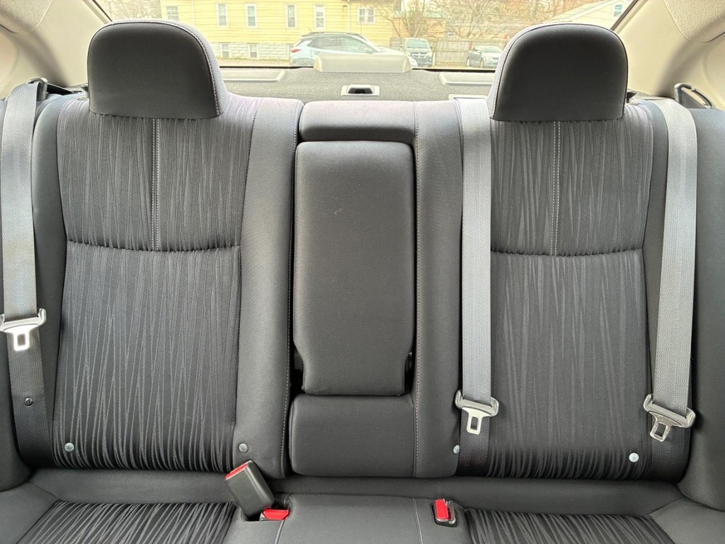 Nissan Sentra Vehicle Full-screen Gallery Image 08