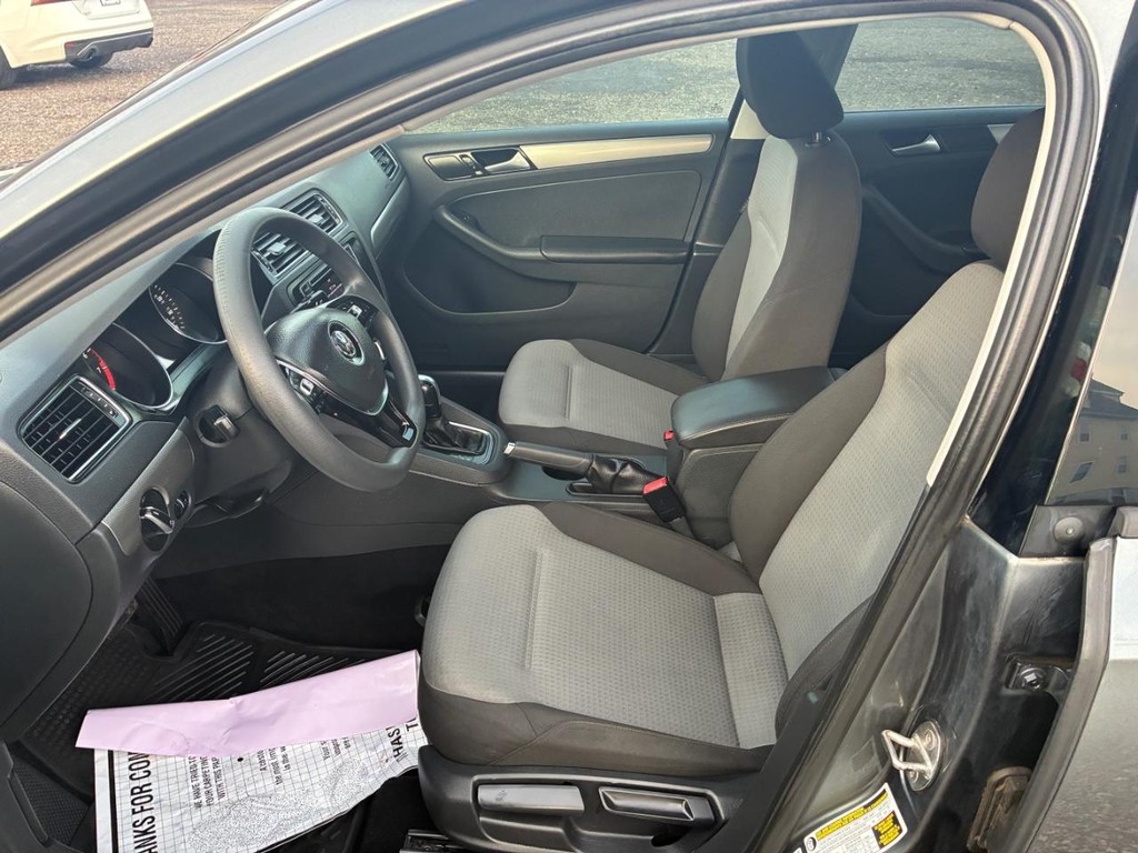 Volkswagen Jetta Vehicle Full-screen Gallery Image 05