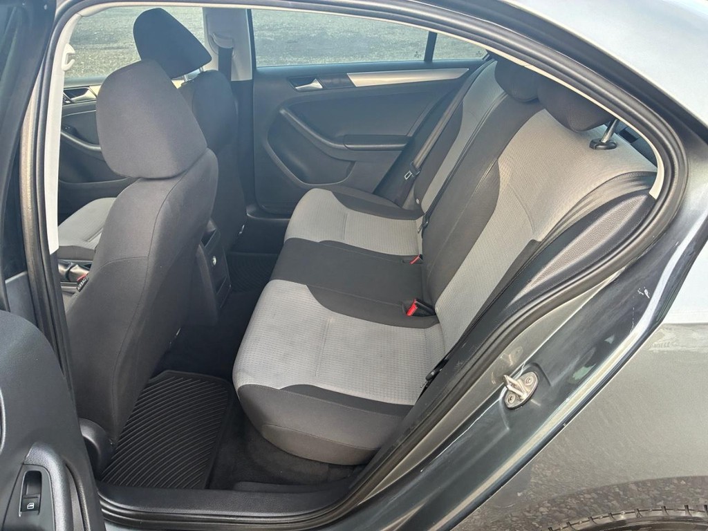 Volkswagen Jetta Vehicle Full-screen Gallery Image 06