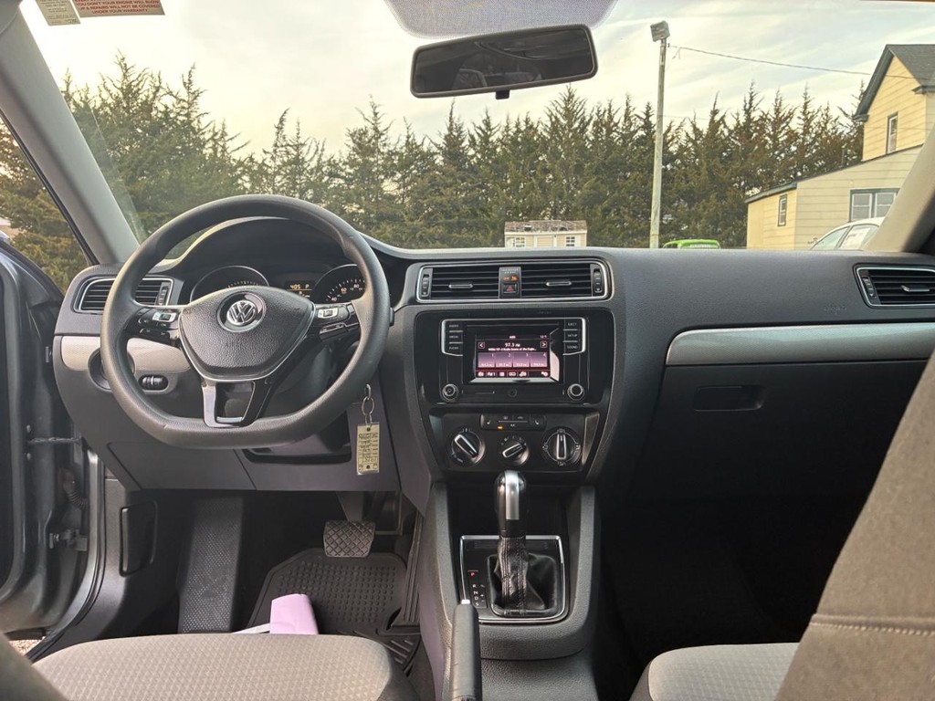 Volkswagen Jetta Vehicle Full-screen Gallery Image 07